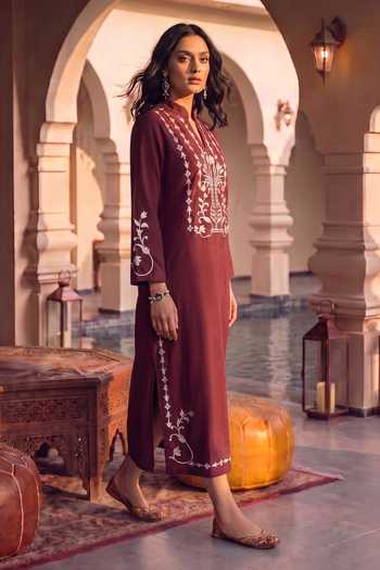 Buy House Of Fett Red Crepe Mandarin Collar, Yes Villa Vase Embroidered Long Tunic Online at Aza Fashions Buy_House Of Fett_Red Crepe Mandarin Collar, Yes Villa Vase Embroidered Long Tunic _Online_at_Aza_Fashions