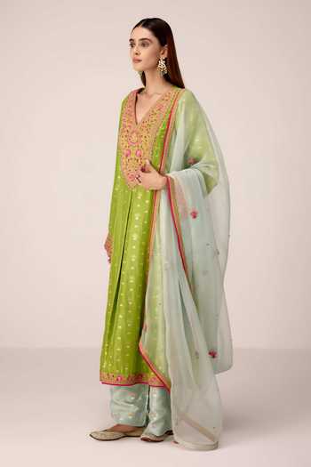 Shop Shyam Narayan Prasad Green , Organza, Brocade V-neck Dori Embroidered Kurta Set Shop_Shyam Narayan Prasad_Green , Organza, Brocade V-neck Dori Embroidered Kurta Set