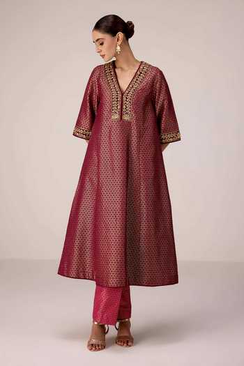 Shyam Narayan Prasad Wine Organza, Brocade V-neck Zardozi Embroidered Kurta Set Online at Aza Fashions Shyam Narayan Prasad_Wine Organza, Brocade V-neck Zardozi Embroidered Kurta Set _Online_at_Aza_Fashions