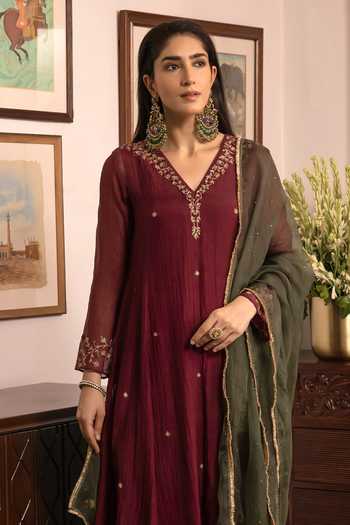 Trendy Tokari Maroon Silk, Chanderi, Cotton, Organza V-neck Hand Embroidered Kurta Pant Set at Aza Fashions Trendy Tokari_Maroon Silk, Chanderi, Cotton, Organza V-neck Hand Embroidered Kurta Pant Set _at_Aza_Fashions