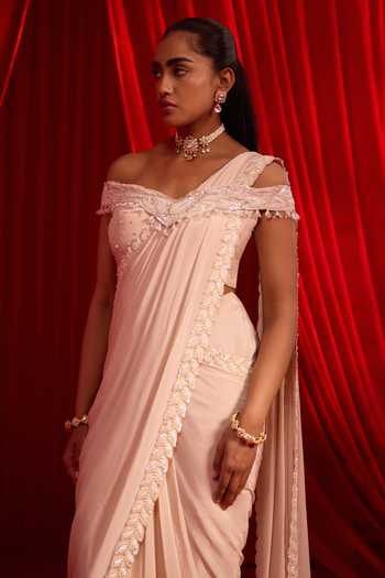 NIDHIKA SHEKHAR Pink Crepe Off-shoulder Sanyoga Gulabi Border Embellished Pre-draped Saree Set Online at Aza Fashions NIDHIKA SHEKHAR_Pink Crepe Off-shoulder Sanyoga Gulabi Border Embellished Pre-draped Saree Set _Online_at_Aza_Fashions