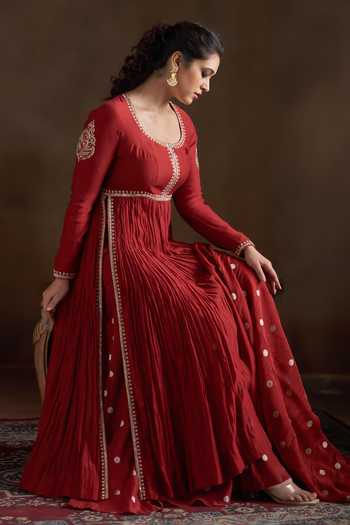 Almaari By Pooja Patel_Red Chanderi Round Neck Oshira Embroidered Anarkali Set _at_Aza_Fashions