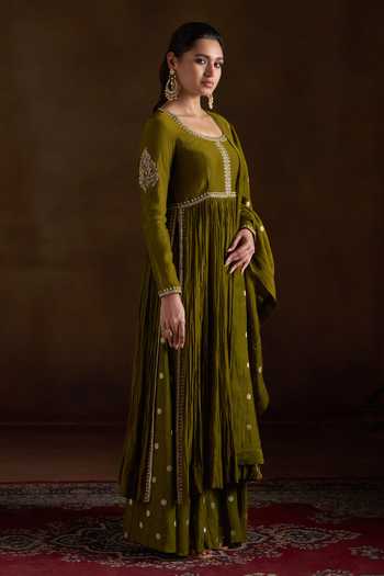 Almaari By Pooja Patel_Olive Green Chanderi Scoop Neck Oshira Aari Embroidered Anarkali Set _Online_at_Aza_Fashions