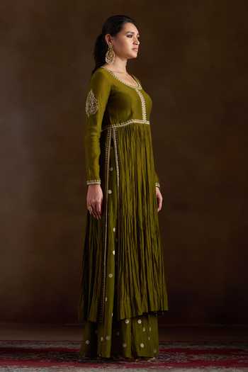 Buy_Almaari By Pooja Patel_Olive Green Chanderi Scoop Neck Oshira Aari Embroidered Anarkali Set _Online_at_Aza_Fashions