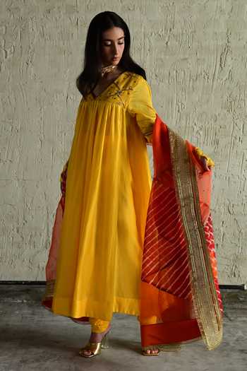 Shorshe Clothing_Orange Organza, Georgette Leheriya Pattern Dupatta _at_Aza_Fashions