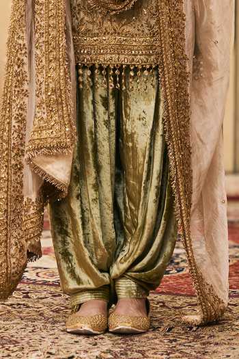 Itrh_Green Tissue, Velvet Halter Neck Hariyal Embroidered Kurta Set _Online_at_Aza_Fashions