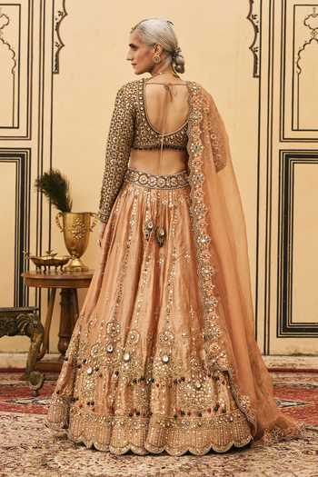 Itrh Chaand Baali Embroidered Lehenga Set 