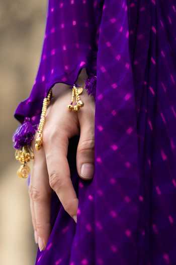 Baise Gaba Purple Georgette Sweetheart Neck Apsara Pre-draped Mothda Leheriya Saree Set Online at Aza Fashions Baise Gaba_Purple Georgette Sweetheart Neck Apsara Pre-draped Mothda Leheriya Saree Set _Online_at_Aza_Fashions