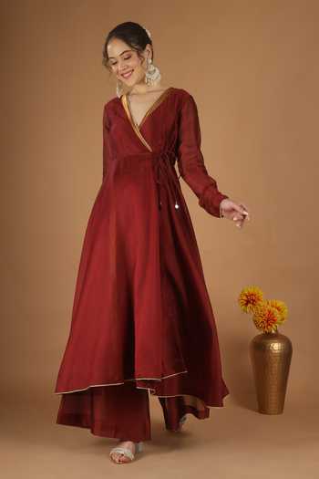 Vinusto_Maroon Chanderi V-neck Placement Embroidered Anarkali Set _Online_at_Aza_Fashions