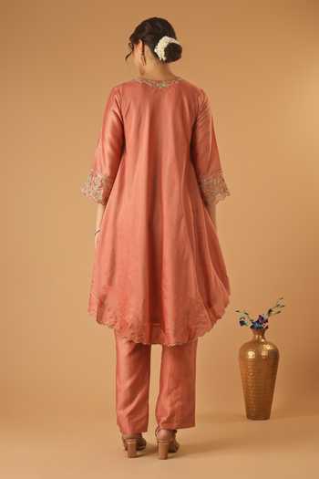 Shop Vinusto Peach Chanderi, Tissue V-neck, Yes Border Embroidered Kurta Set at Aza Fashions Shop_Vinusto_Peach Chanderi, Tissue V-neck, Yes Border Embroidered Kurta Set _at_Aza_Fashions