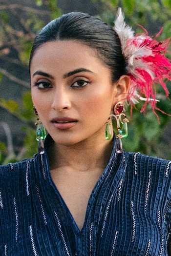 Born Flash Scarlet Feather Elegance Hair Accessory 