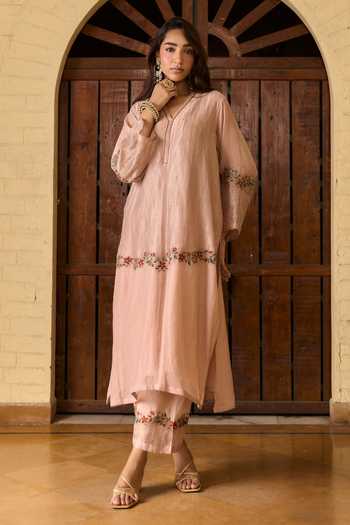 Shop TA’Assur Peach Chanderi, Tissue V-neck Hand Embroidered Kurta Set Online at Aza Fashions Shop_TA’Assur_Peach Chanderi, Tissue V-neck Hand Embroidered Kurta Set _Online_at_Aza_Fashions