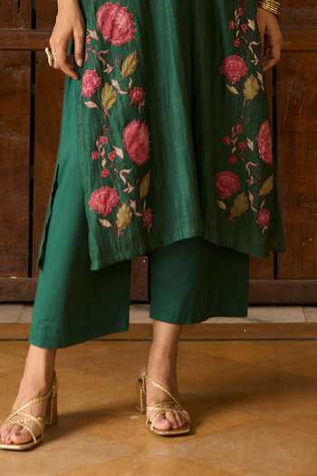 TA’Assur Green Chanderi V-neck Applique Kurta Set Online at Aza Fashions TA’Assur_Green Chanderi V-neck Applique Kurta Set _Online_at_Aza_Fashions