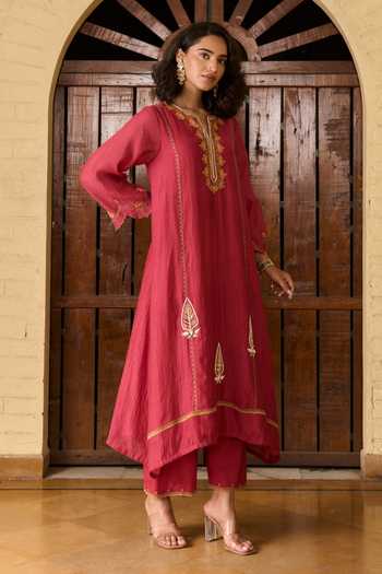 Buy_TA’Assur_Pink Chanderi Split V-neck Embroidered Kurta Pant Set _Online_at_Aza_Fashions
