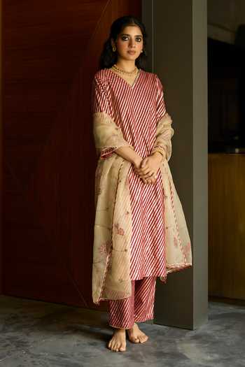 Sarang Kaur Red Chanderi, Organza V-neck Hand Embroidered Kurta Set Online at Aza Fashions Sarang Kaur_Red Chanderi, Organza V-neck Hand Embroidered Kurta Set _Online_at_Aza_Fashions
