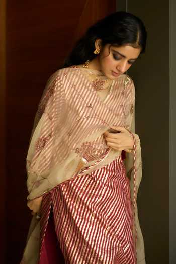 Buy Sarang Kaur Red Chanderi, Organza V-neck Hand Embroidered Kurta Set Buy_Sarang Kaur_Red Chanderi, Organza V-neck Hand Embroidered Kurta Set