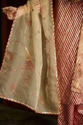 Shop Sarang Kaur Red Chanderi, Organza V-neck Hand Embroidered Kurta Set Shop_Sarang Kaur_Red Chanderi, Organza V-neck Hand Embroidered Kurta Set