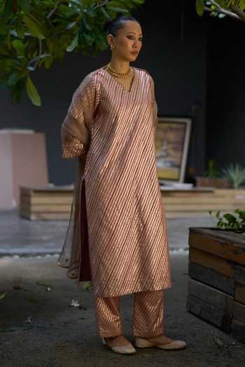 Buy Sarang Kaur Pink Chanderi, Silk, Organza V-neck Hand Embroidered Kurta Set Buy_Sarang Kaur_Pink Chanderi, Silk, Organza V-neck Hand Embroidered Kurta Set