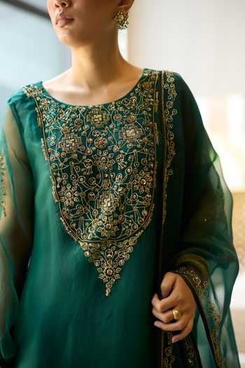 Shop Sarang Kaur Green Silk, Organza, Chanderi Round Neck Embroidered Kurta Set Shop_Sarang Kaur_Green Silk, Organza, Chanderi Round Neck Embroidered Kurta Set