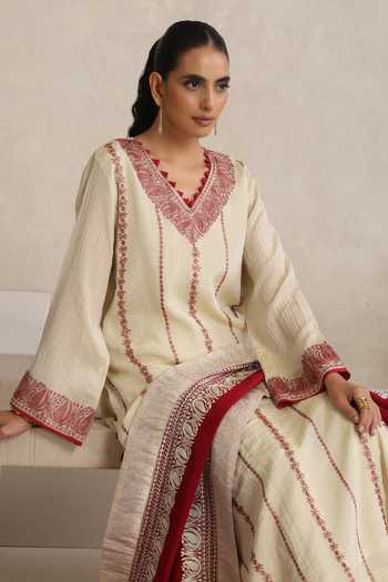 Shop Wazir C Off White Silk, Crepe V-neck, Yes Afsana Kashmiri Tilla Embroidered Kurta Set Shop_Wazir C_Off White Silk, Crepe V-neck, Yes Afsana Kashmiri Tilla Embroidered Kurta Set