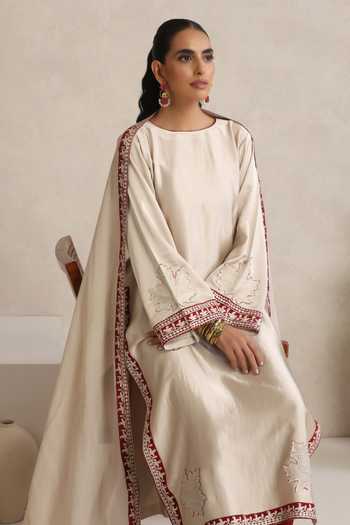 Shop_Wazir C_Off White Satin, Crepe, Organza Round Neck Afsana Kashmiri Tilla Work Kurta Set _Online_at_Aza_Fashions