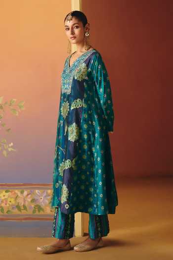 Buy Drishti & Zahabia Blue Silk, Organza, Crepe, Dupion V-neck, Yes Mahi Phulkari Print Kurta Set Online at Aza Fashions Buy_Drishti & Zahabia_Blue Silk, Organza, Crepe, Dupion V-neck, Yes Mahi Phulkari Print Kurta Set _Online_at_Aza_Fashions