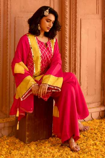 Bahaara By Divya Narula_Fuchsia Silk, Organza Notched Neck, Yes Embroidered Kurta Set _Online_at_Aza_Fashions