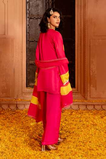 Bahaara By Divya Narula Embroidered Kurta Set 