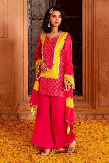 Bahaara By Divya Narula_Fuchsia Silk, Organza Notched Neck, Yes Embroidered Kurta Set _at_Aza_Fashions