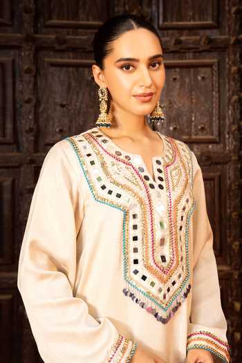 Bahaara By Divya Narula_Beige Silk V-neck Mirror Work Kaftan _Online_at_Aza_Fashions