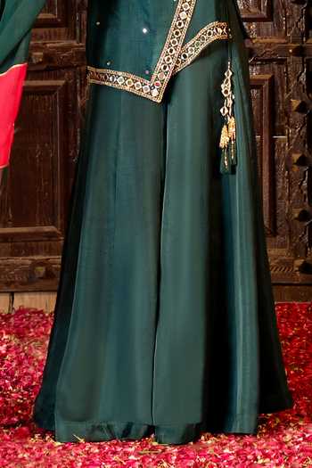 Bahaara By Divya Narula_Green Silk, Organza V-neck, Yes Embroidered Angarkha Kurta Set _Online_at_Aza_Fashions