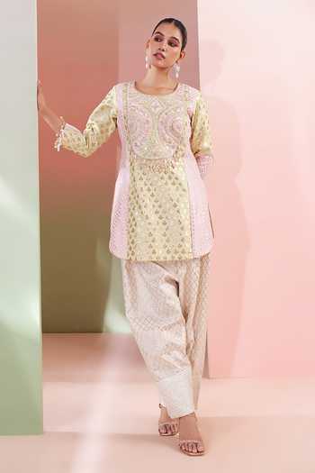 Priyanka Jain_Pink Chanderi Round Neck, Yes Meher Embroidered Kurta Set _at_Aza_Fashions