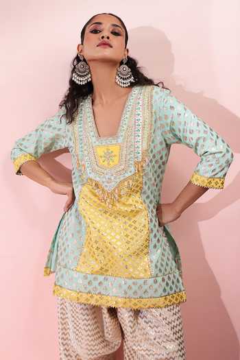Priyanka Jain_Yellow Chanderi, Shantoon V-neck Adaa Geometric Woven Kurta Set _at_Aza_Fashions