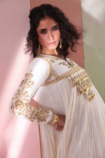 Buy_Priyanka Jain_Ivory Chanderi, Shantoon Round Neck Ruhani Embroidered Anarkali And Dupatta Set 