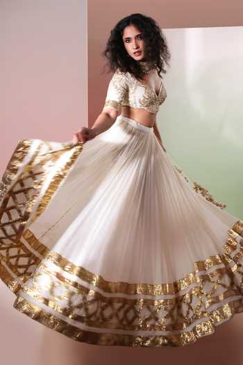 Shop Priyanka Jain Ivory Chanderi, Shantoon Sweetheart Neck Kanak Border Embroidered Lehenga Set Shop_Priyanka Jain_Ivory Chanderi, Shantoon Sweetheart Neck Kanak Border Embroidered Lehenga Set