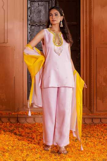 Bahaara By Divya Narula Neckline Embellished Kurta Set 