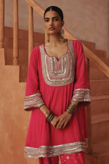 Shop Basanti Kapde Aur Koffee Pink Organza, Satin, Chanderi, Georgette Notched Neck Embroidered Kurta Set Online at Aza Fashions Shop_Basanti Kapde Aur Koffee_Pink Organza, Satin, Chanderi, Georgette Notched Neck Embroidered Kurta Set _Online_at_Aza_Fashions