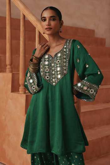 Shop Basanti Kapde Aur Koffee Green Organza, Satin, Chanderi, Georgette V-neck Mirror Work Kurta Set Online at Aza Fashions Shop_Basanti Kapde Aur Koffee_Green Organza, Satin, Chanderi, Georgette V-neck Mirror Work Kurta Set _Online_at_Aza_Fashions