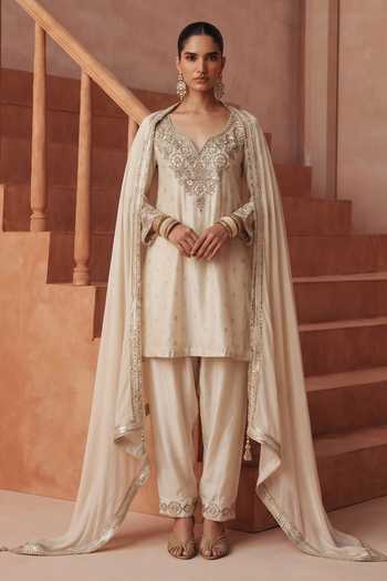 Basanti Kapde Aur Koffee Neckline Embroidered Kurta Set 