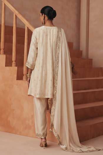Basanti Kapde Aur Koffee Neckline Embroidered Kurta Set 