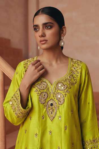 Buy_Basanti Kapde Aur Koffee_Green Chanderi V-neck, Yes Embroidered Kurta Set _Online_at_Aza_Fashions