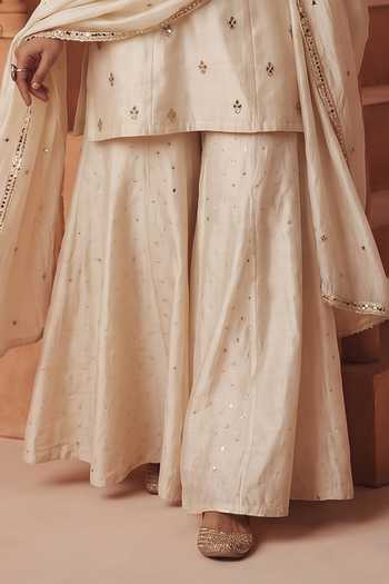 Basanti Kapde Aur Koffee Ivory Chanderi, Organza, Satin Split V-neck, Yes Embroidered Kurta Sharara Set Online at Aza Fashions Basanti Kapde Aur Koffee_Ivory Chanderi, Organza, Satin Split V-neck, Yes Embroidered Kurta Sharara Set _Online_at_Aza_Fashions