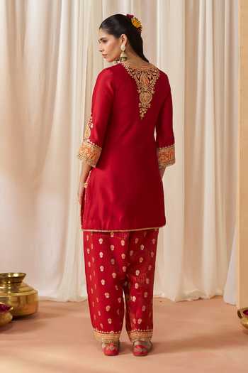 Shop Sheetal Batra Red Silk, Chanderi Notched Neck Adeela Kashmiri Tilla Embroidered Kurta Set at Aza Fashions Shop_Sheetal Batra_Red Silk, Chanderi Notched Neck Adeela Kashmiri Tilla Embroidered Kurta Set _at_Aza_Fashions