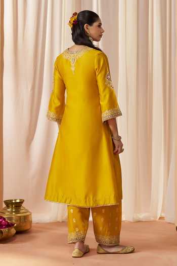 Shop Sheetal Batra Mustard Silk, Chanderi V-neck Liana Kurta Set at Aza Fashions Shop_Sheetal Batra_Mustard Silk, Chanderi V-neck Liana Kurta Set _at_Aza_Fashions