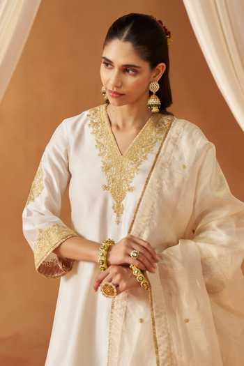 Sheetal Batra Ivory Silk, Chanderi V-neck Liana Neckline Embroidered Kurta Set at Aza Fashions Sheetal Batra_Ivory Silk, Chanderi V-neck Liana Neckline Embroidered Kurta Set _at_Aza_Fashions