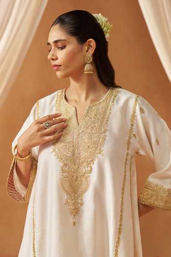 Buy Sheetal Batra Ivory Silk, Chanderi Split V-neck, Maahgul Kashmiri Tilla Embroidered Kurta Set Buy_Sheetal Batra_Ivory Silk, Chanderi Split V-neck, Maahgul Kashmiri Tilla Embroidered Kurta Set