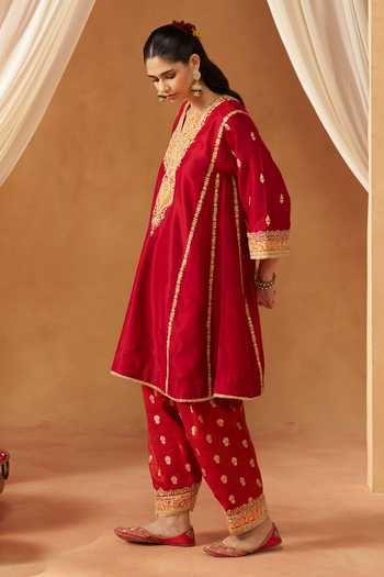 Sheetal Batra Red Silk, Chanderi Round Neck, Yes Maahgul Embroidered Kurta Set Online at Aza Fashions Sheetal Batra_Red Silk, Chanderi Round Neck, Yes Maahgul Embroidered Kurta Set _Online_at_Aza_Fashions