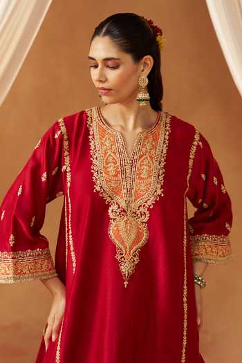 Sheetal Batra Red Silk, Chanderi Round Neck, Yes Maahgul Embroidered Kurta Set at Aza Fashions Sheetal Batra_Red Silk, Chanderi Round Neck, Yes Maahgul Embroidered Kurta Set _at_Aza_Fashions