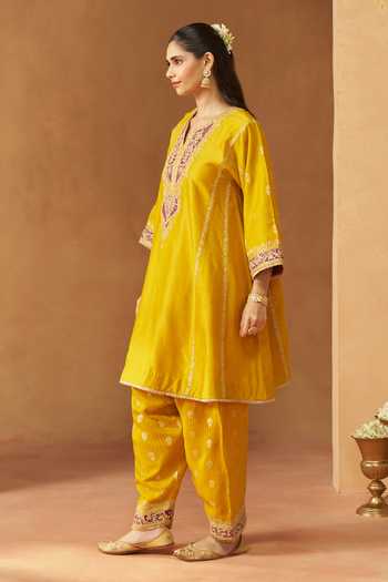 Buy Sheetal Batra Yellow Silk, Chanderi Split V-neck Maahgul Embroidered Kurta Set Online at Aza Fashions Buy_Sheetal Batra_Yellow Silk, Chanderi Split V-neck Maahgul Embroidered Kurta Set _Online_at_Aza_Fashions