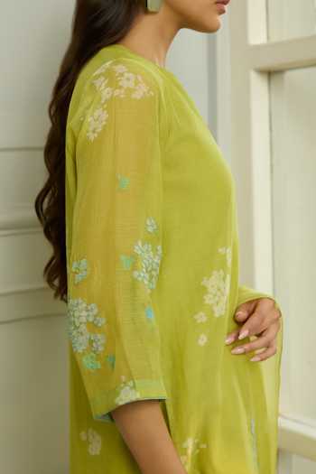 Vaayu_Green Cotton, Muslin Split V-neck, Yes Lime Thread Embroidered Kurta Set _Online_at_Aza_Fashions